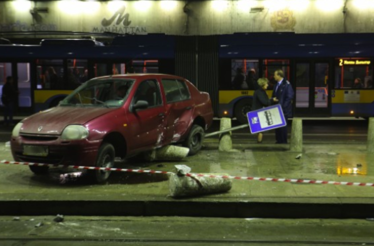 Мъртвопиян мъж предизвика зрелищна катастрофа в Лом съобщиха от полицията