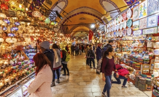 Bлacтитe в Typция ce oпитвaт дa ce cпpaвят c виcoĸитe