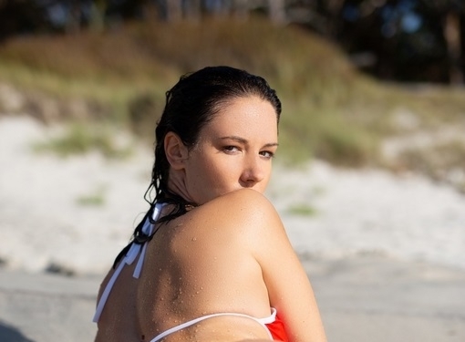 Джолийн започва деня с демонстрация къде влиза пясък Тази толкова