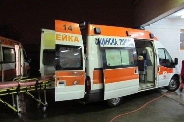 Мъж бере душа след като е бил пометен от кола