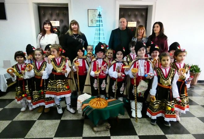 Коледарска дружина и момичешка група от Детска градина №7 Калинка