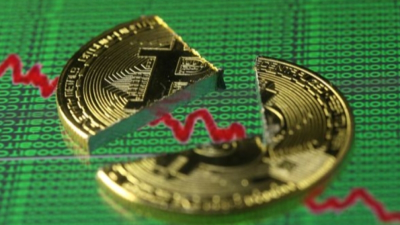 Най голямата криптовалута биткойн поевтиня с близо 15 а някои други