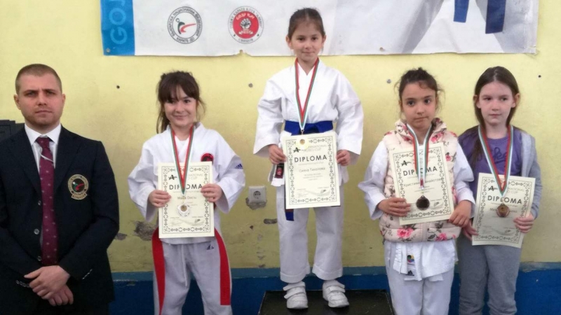 Сияна Тихолова спечели златен медал на Международна купа по карате