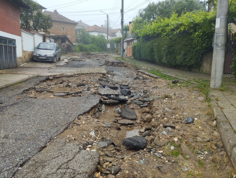 Военнослужещи от Сухопътните войски помагат за преодоляване на последиците от