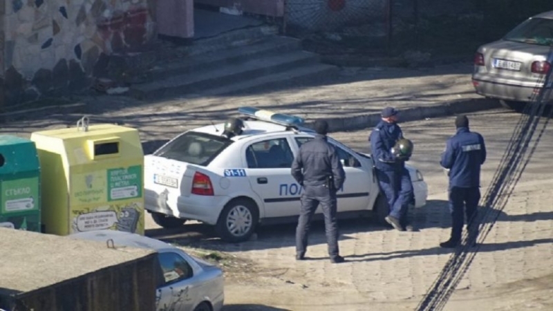 Двама служители на реда са пострадали след оказана сериозна съпротива при задържане в къща
