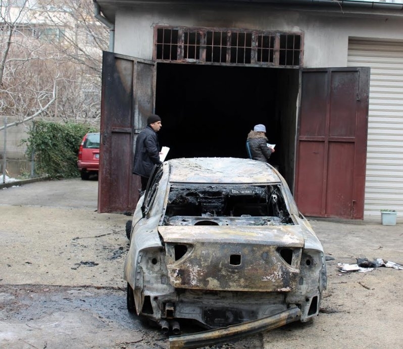 Пламнала кола едва не подпали къща във Видин информираха от