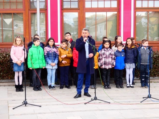 С възпоменателна церемония родолюбиви ломчани и деца отбелязаха 150 години