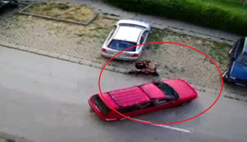 Две деца са в болница след като се забиха с