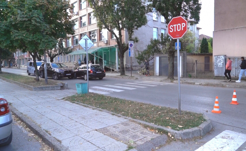 На разсъмване! БМВ Х5 се заби в кола в Монтана, единият шофьор е в болница /снимка/