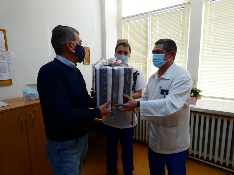 Д-р Георги Гаврилов честити празника на екипа на АГО в ломската болница /снимки/