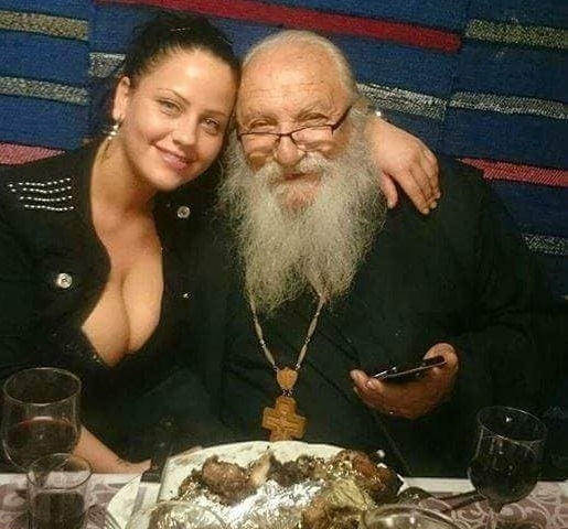 Скандални снимки на известния като благодетел отец Иван от Нови