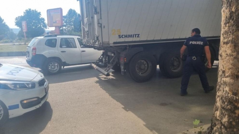 Тир блъсна моторист в Айтос Около 14 ч днес в