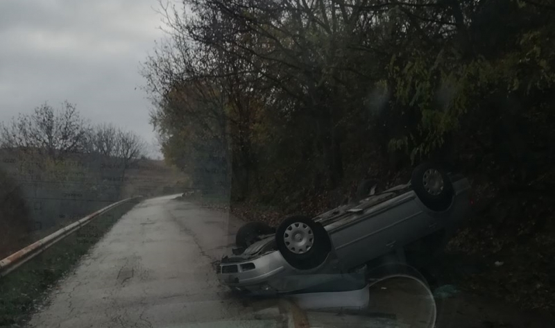 Лека кола Фолксваген се е преобърнала на път в Монтанско