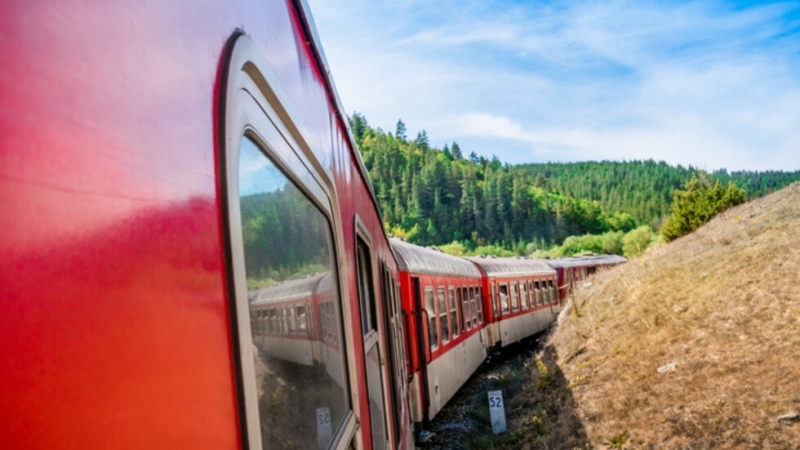 БДЖ ще осигури над 10 400 допълнителни места за предстоящите