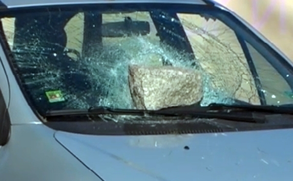 Мъж счупи стъкло на лек автомобил в Мездра и избяга,