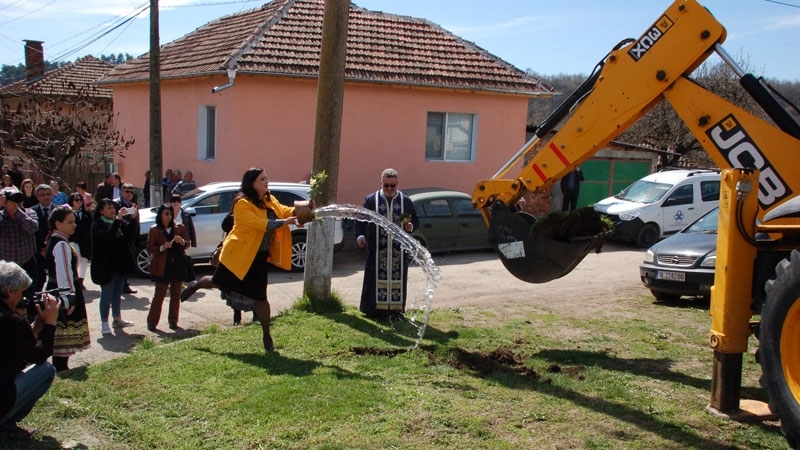 Символична първа копка на рехабилитацията на пътя Монтана Дъбова
