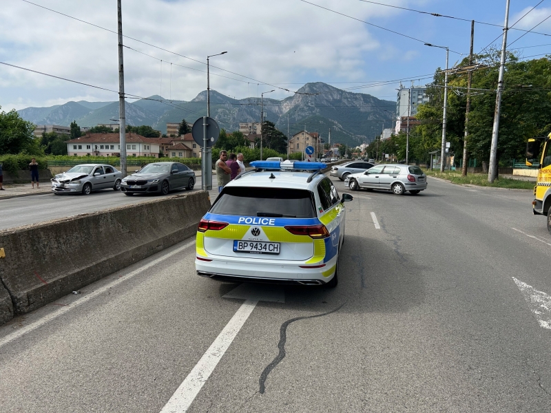 Тежък сблъсък между две коли затруднява движението по един от