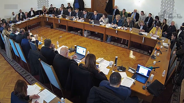 С гласовете на ГЕРБ СДС ДПС и БСП парламентарната правна комисия