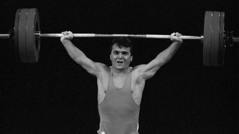 Трикратният олимпийски шампион по вдигане на тежести Наим Сюлейманоглу е