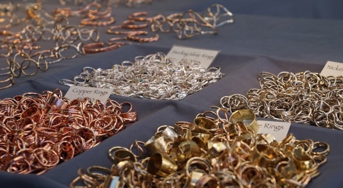 Златни и сребърни накити с общо тегло 718 грама откриха