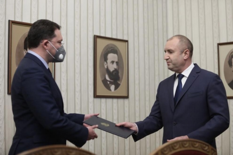 Съгласно конституционната процедура държавният глава Румен Радев ще връчи мандат за