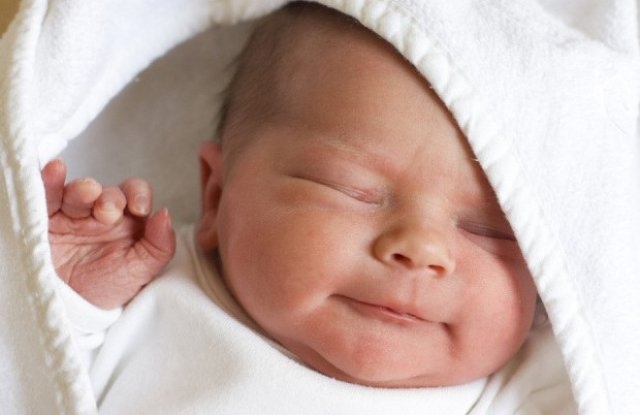Децата са родени по естествен път и са се появили на бял