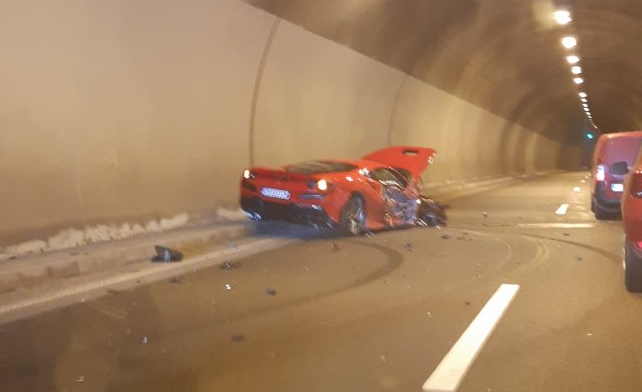 Тежка катастрофа с червено Ферари и черен джип е станала