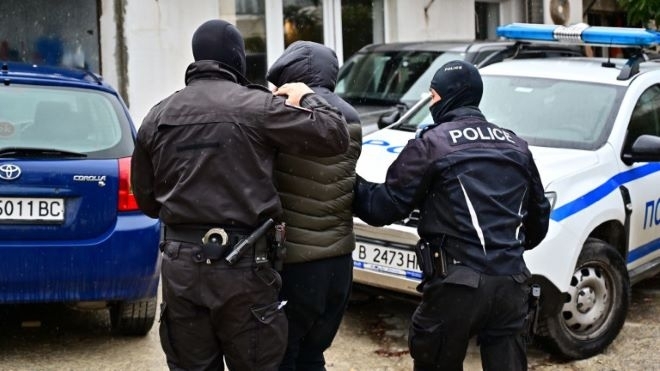 Удар! Полицаи заградиха къща във врачанско село, заловиха крими герой с дрога и незаконни оръжия