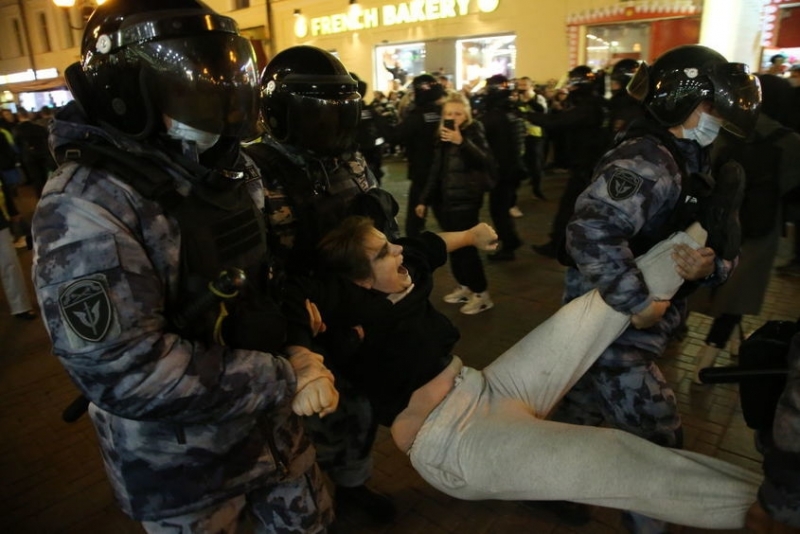 Руската полиция е арестувала стотици протестиращи срещу решението на Кремъл