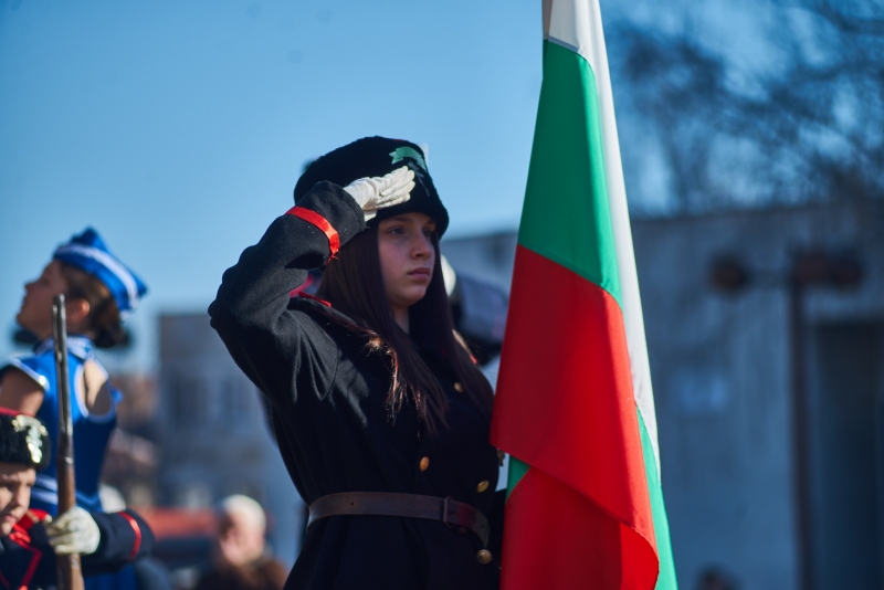 С поредица от празнични прояви утре в Мездра и в