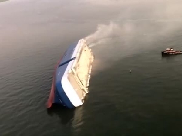 Товарен кораб се преобърна край бреговете на американския щат Джорджия