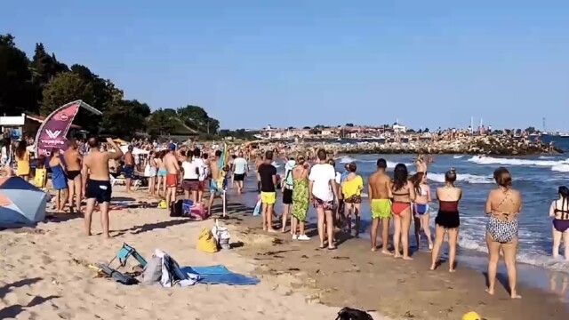 Спасители предотвратиха трагедия с групово удавяне на Южния плаж в