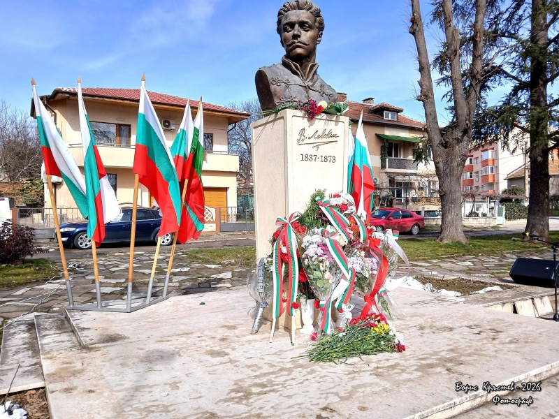 С поклонение пред бюст паметника на Васил Левски гражданството на