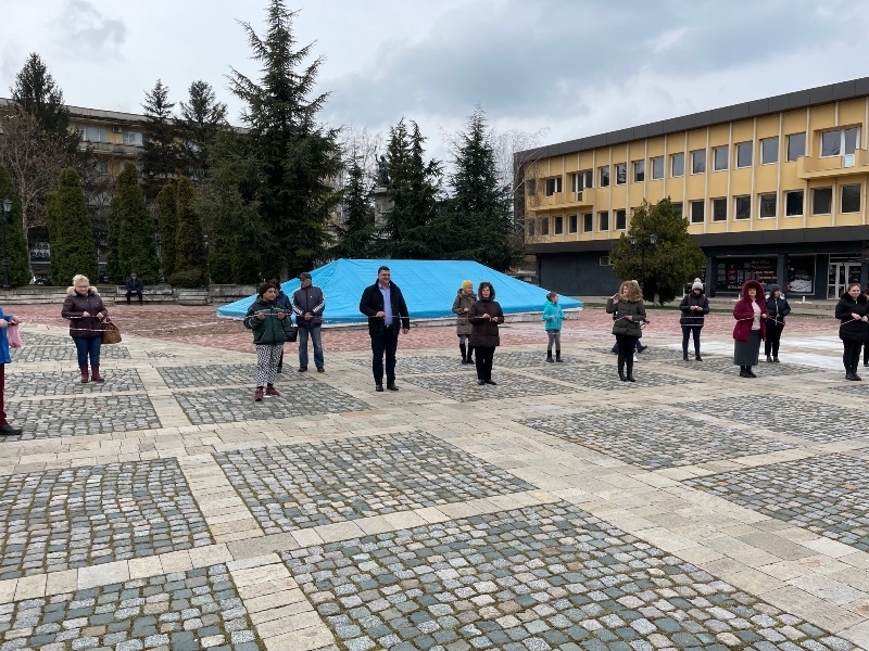 В Оряхово оплетоха 351 метрова мартеница видя репортер на агенция BulNews Събитието