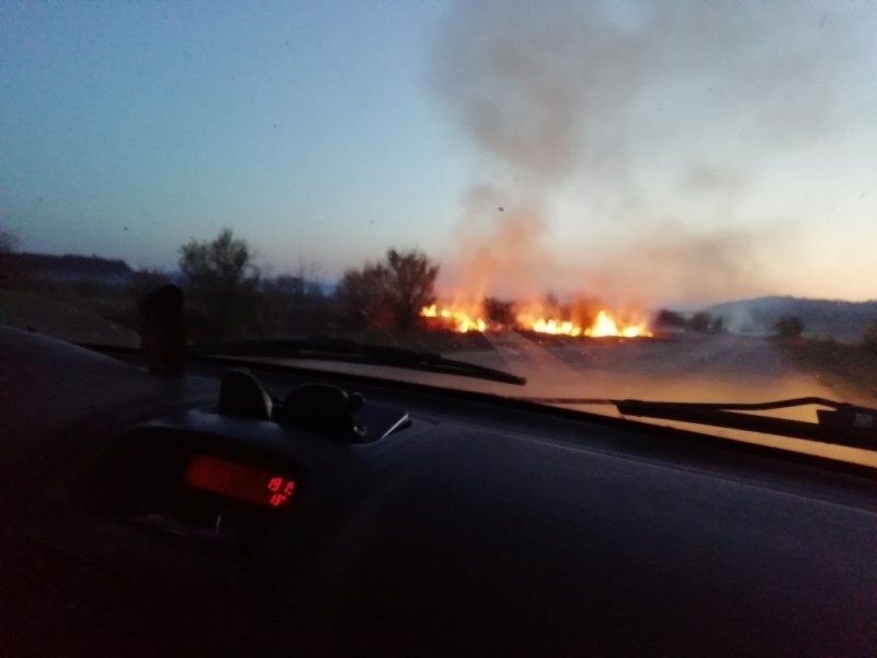 Голям пожар бушува снощи в землището на монтанското село Владимирово
