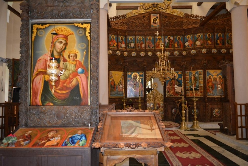 Със средства на частен дарител са реставрирани иконите в храма