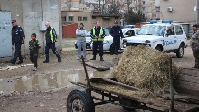Гонка между полицаи и две каруци се е разиграла вчера