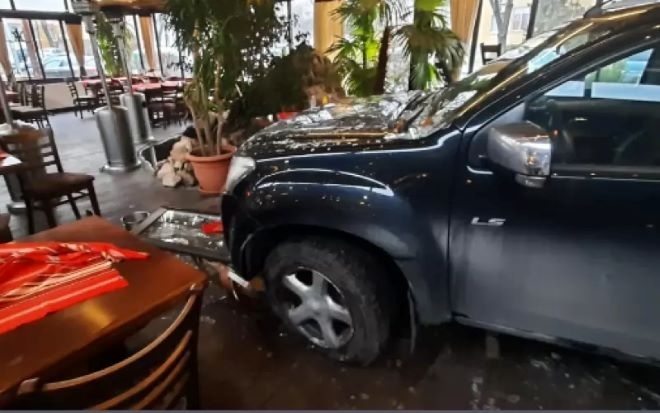 Пикап влетя в пловдивски ресторант рани жена и по чудо