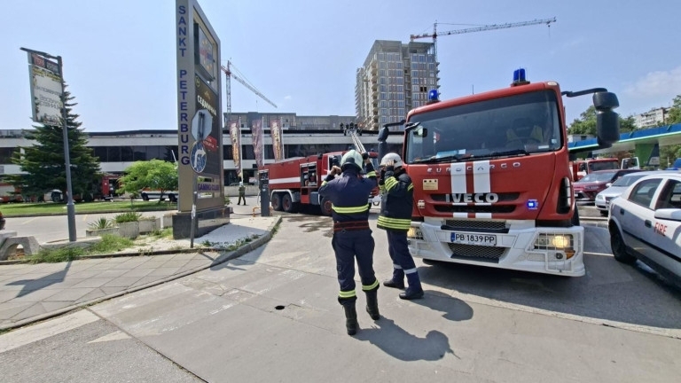Пожар в центъра на Пловдив, изгоряха бар и магазини