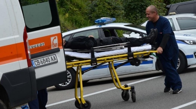 Двама души са пострадали при катастрофа между ТИР и лек