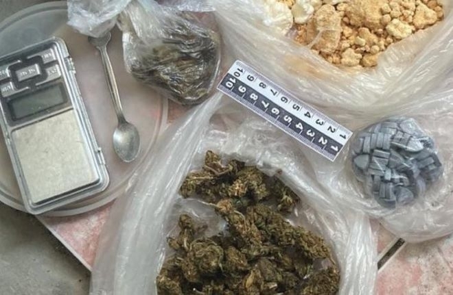Дилърски сметки: Задържаха двама при акция във Враца, в дома им са открити наркотици и голяма сума пари