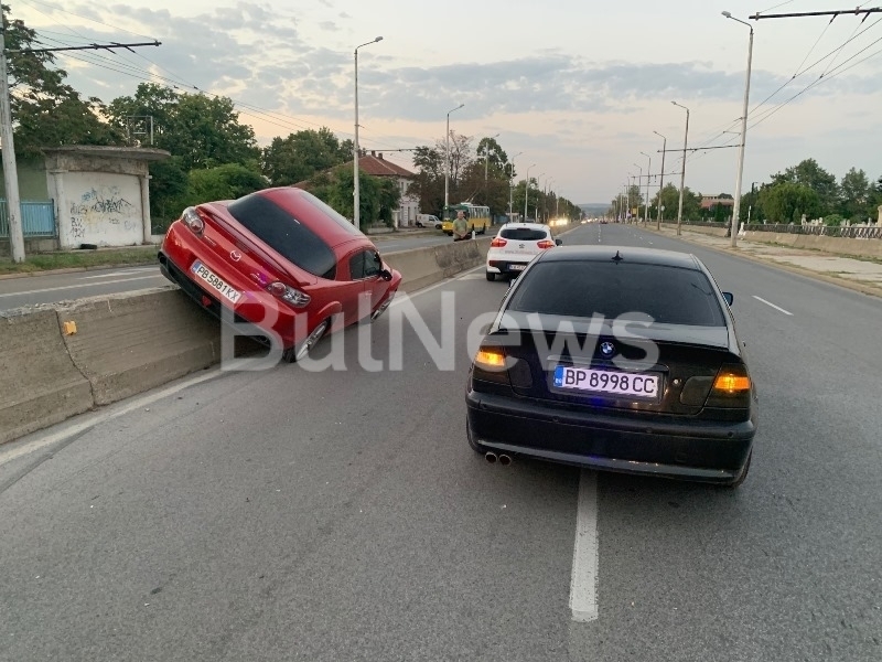 Шофьорът на пловдивската Мазда който я качи на бетонните ограждения