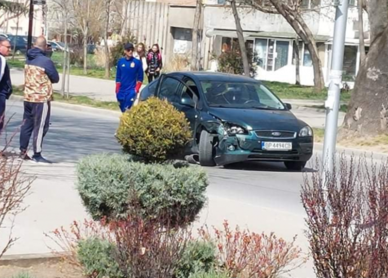 Два автомобила се удариха на централна улица в Козлодуй научи