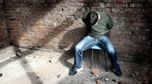 Майстори наети да препокрият покрива на къща в Смядово са