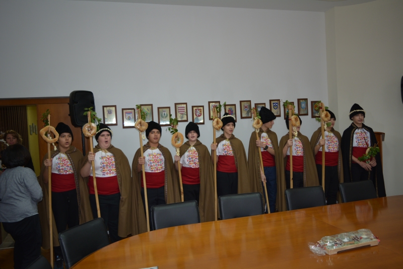 Коледари от училища в Монтана посетиха кмета на града Златко