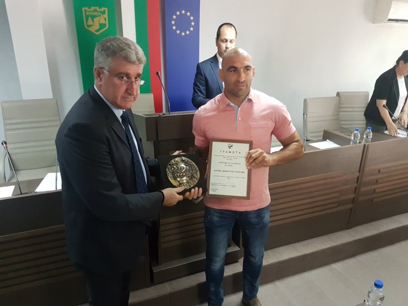 Днес редовното заседание на врачанския общински съвет започна с връчване