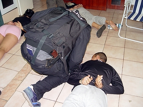 В организирана полицейска операция службите на реда в Атина са разбили международна престъпна