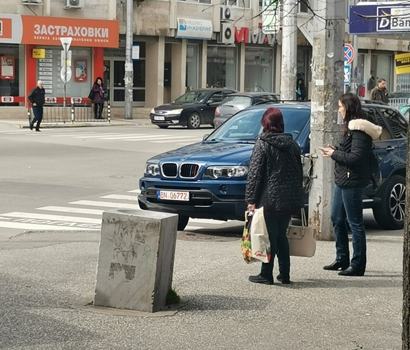 Връх на наглостта! Тарикат спря по безумен начин БМВ в центъра на Враца ...