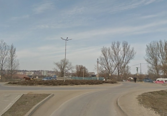 Пиян шофьор се е забил в бордюр в Лом съобщиха