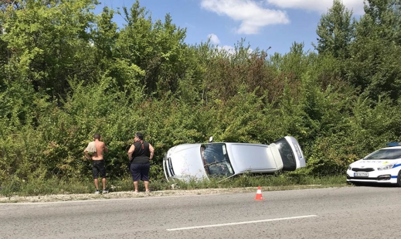 Лек автомобил се е преобърнал в канавката на АМ Тракия